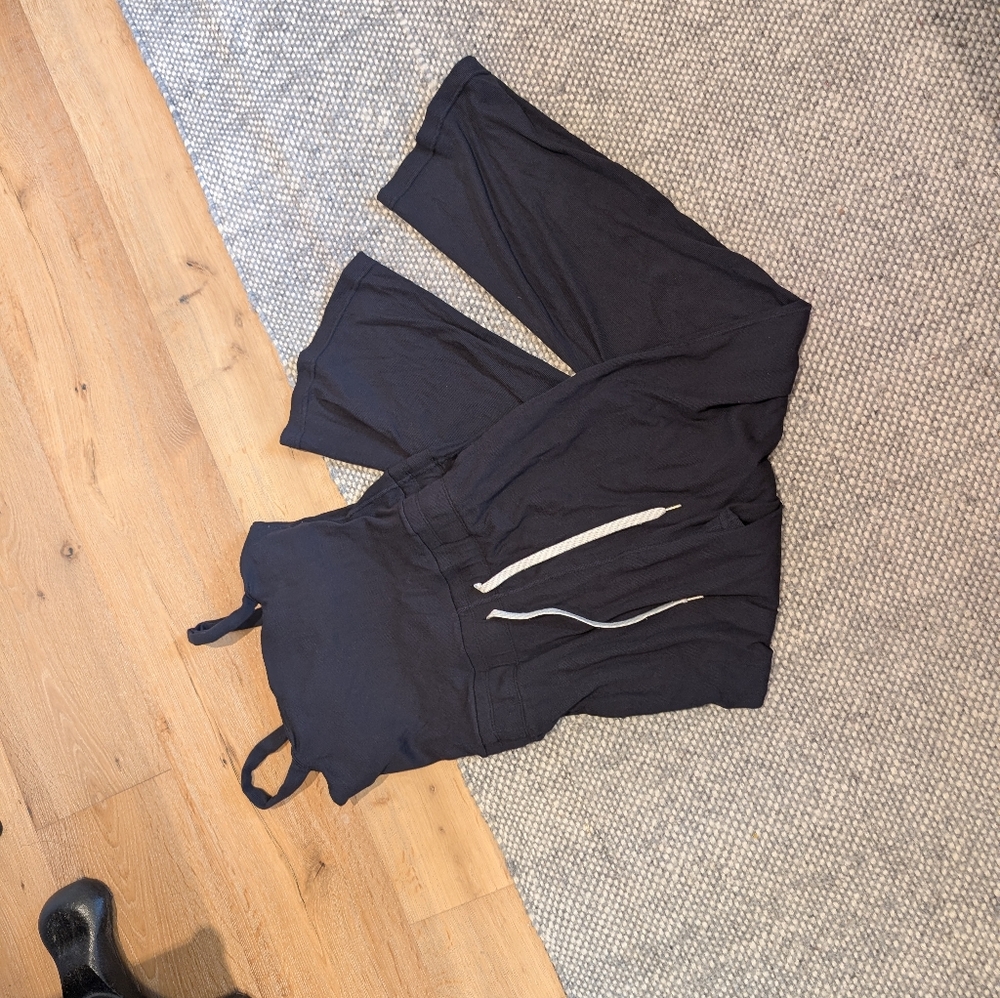 Vuori Mudra Jumpsuit Women's Ribbed Drawstring Pockets Athleisure Black NWT Pose